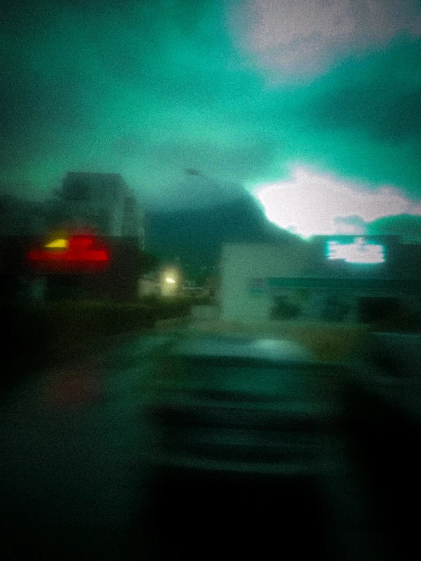 Photo d'une rue lors de mauvais temps