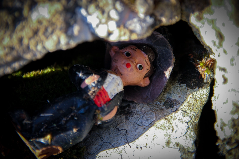 Photo d'une poupée dans un mur